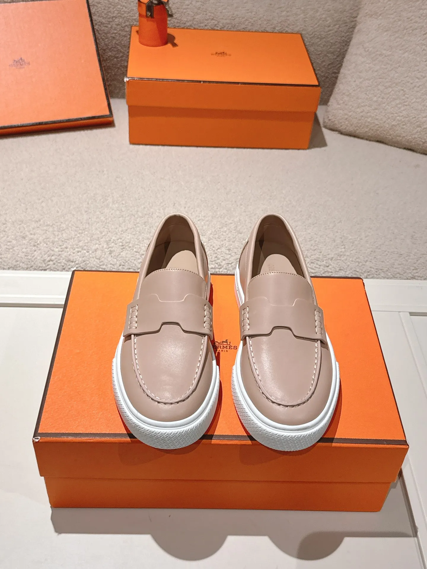 Men's men's shoes P620! Hermes# Thick Sole Couple Loafers These lace-up free sneakers in calfskin and washed denim feature signature "H" details. The design is simple and smooth, creating a fashionable urban look. It is comfortable and versatile. H family classics are not outdated, and the delivery counter is beautifully packaged🛍📦 Fabric: Original customized washed denim/first-layer cowhide Lining: Imported soft sheepskin Sole: Original open-molded anti-slip TPU material Size: 35-45